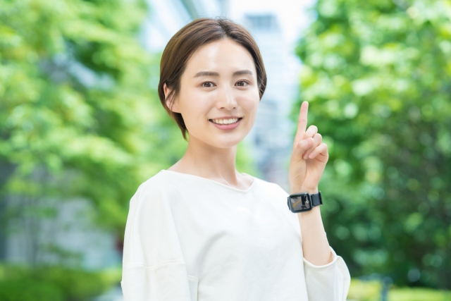 人差し指をする女性